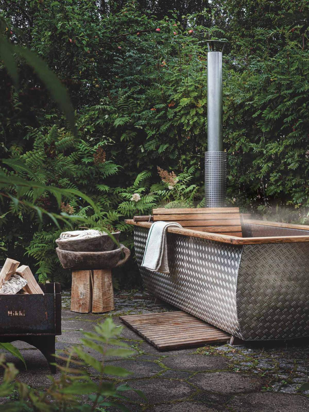 Ein Bad im dampfenden i-Pot aus Aluminium im schönen Grün sorgt für Entspannung.