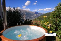 Die gelbe Gummiente schwimmt im sprudelnden Hotpot und geniesst die atemberaubende Aussicht.